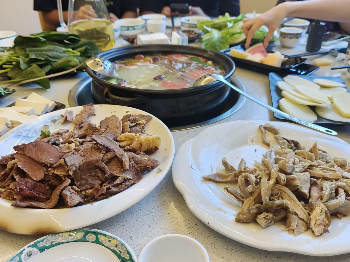 出发前一晚的汤锅晚餐,菜品挺丰盛,可惜当时胃难受没吃多少